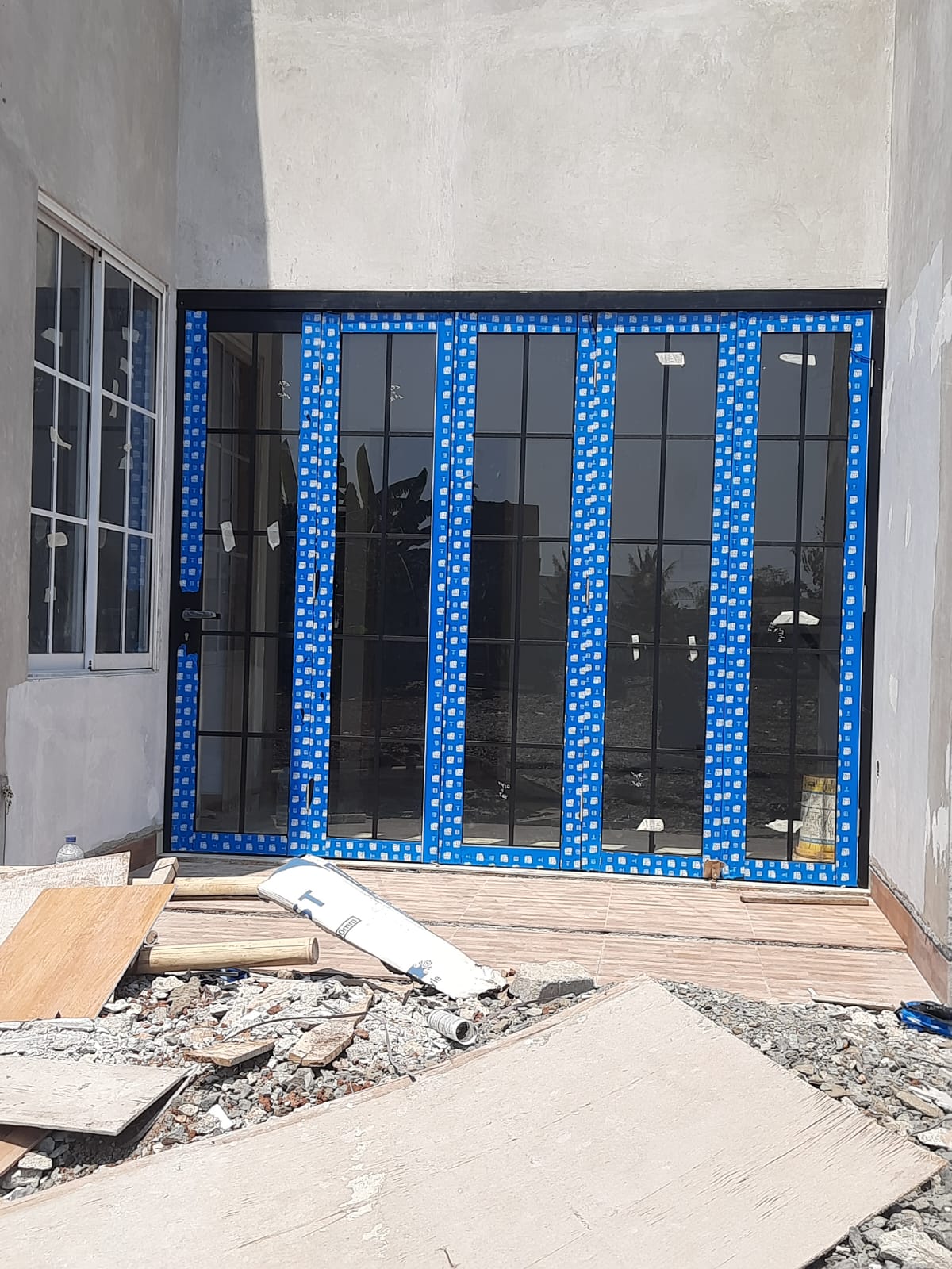 Pintu Lipat Aluminium Full Glass Hitam